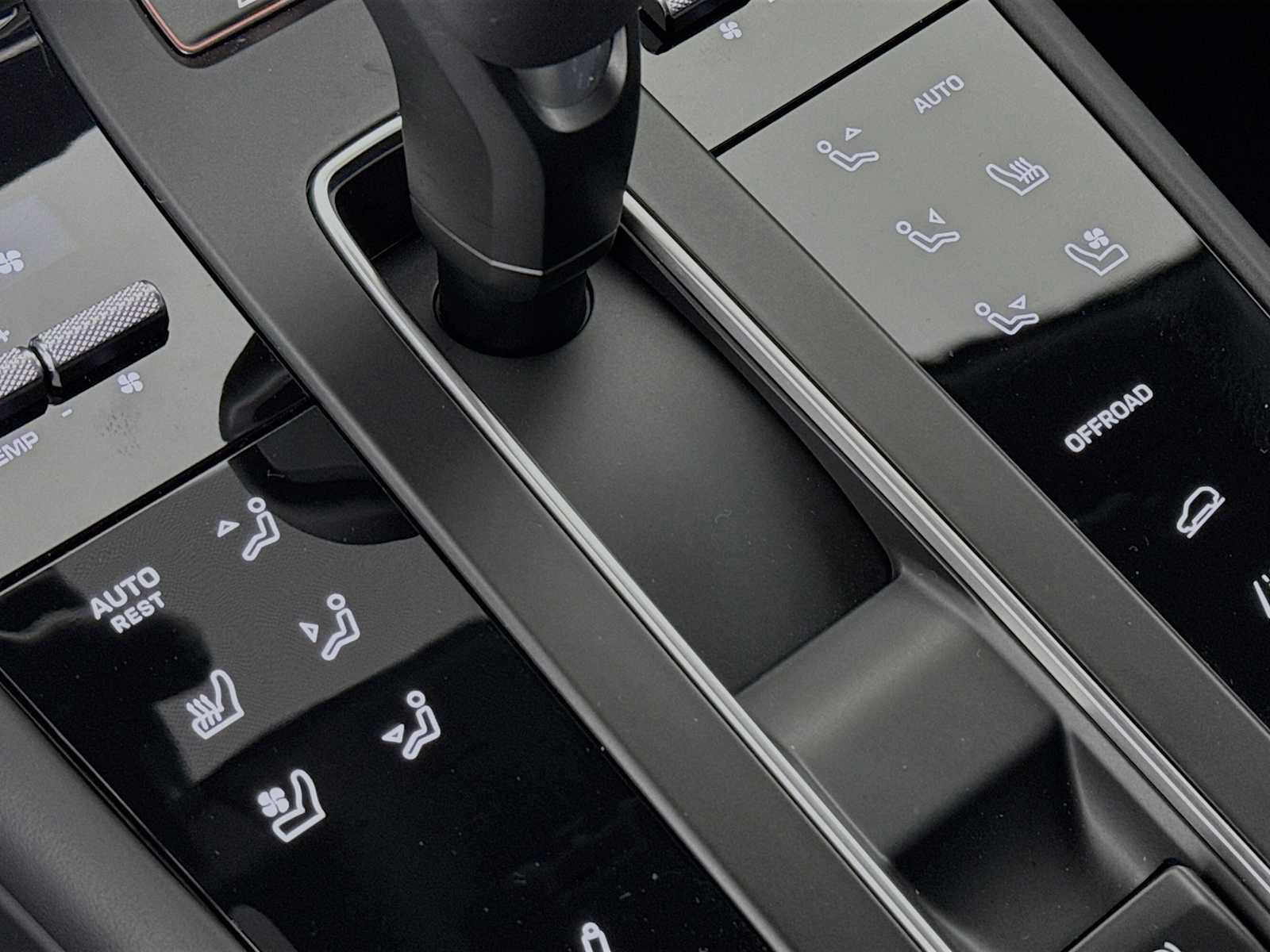 Certified 2025 Porsche Macan GTS image 22