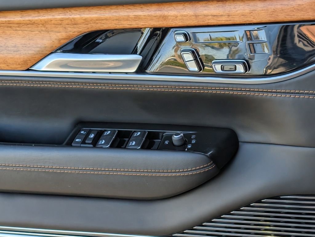 Used 2022 Jeep Grand Wagoneer Series III w/ Rear Seat Video Group 1 image 29