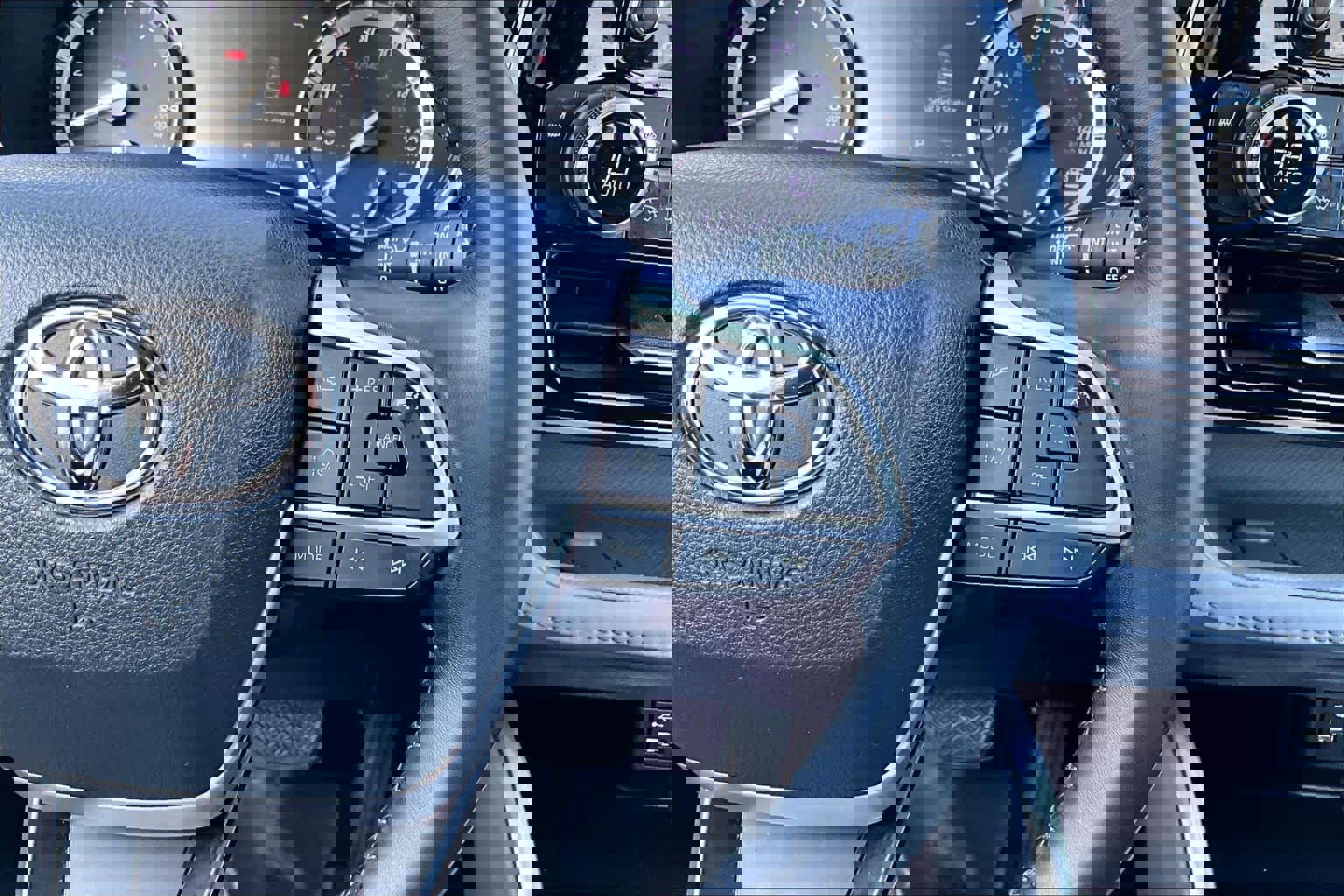 Used 2022 Toyota Highlander XLE image 25