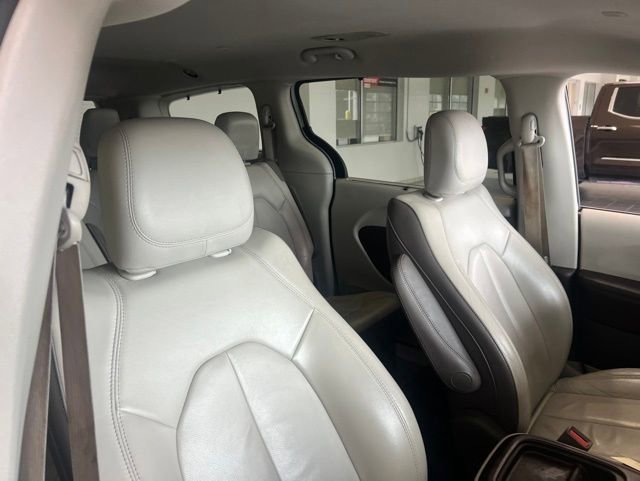 Used 2017 Chrysler Pacifica Touring-L FWD image 5