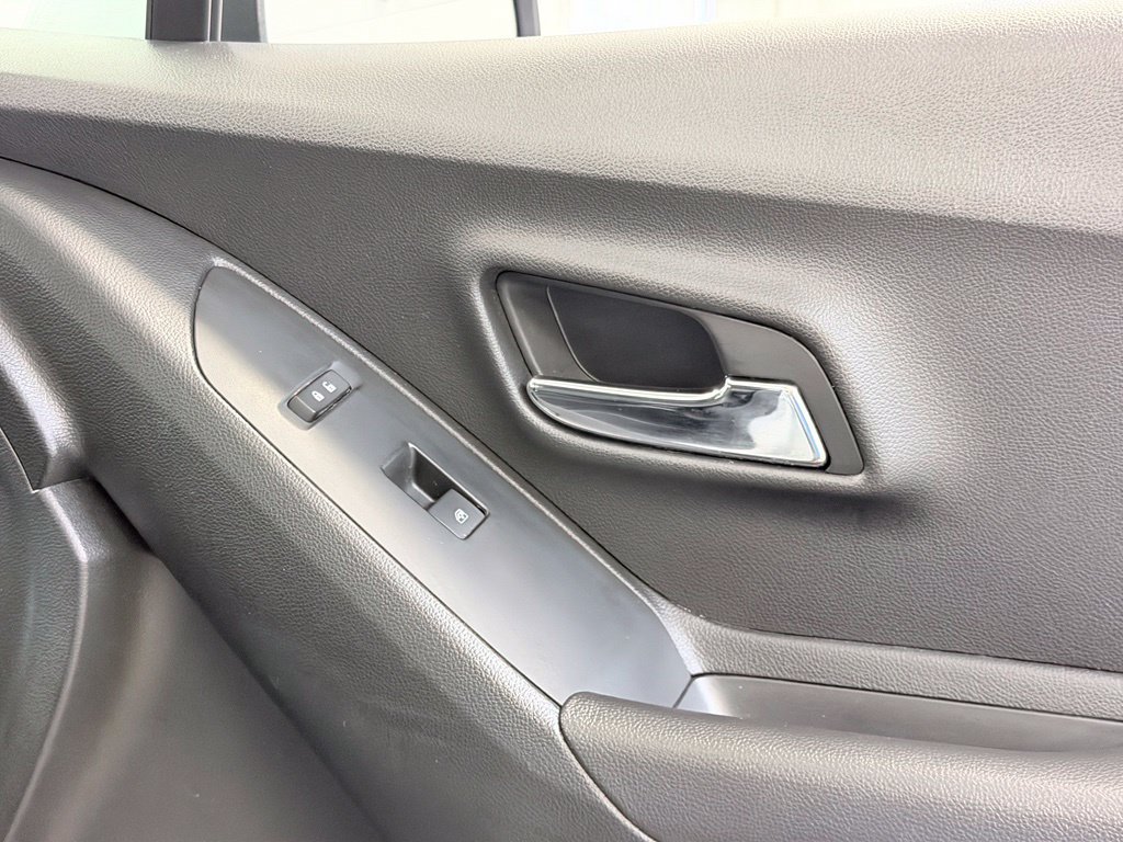 Used 2020 Chevrolet Trax LT w/ LT Convenience Package FWD image 31