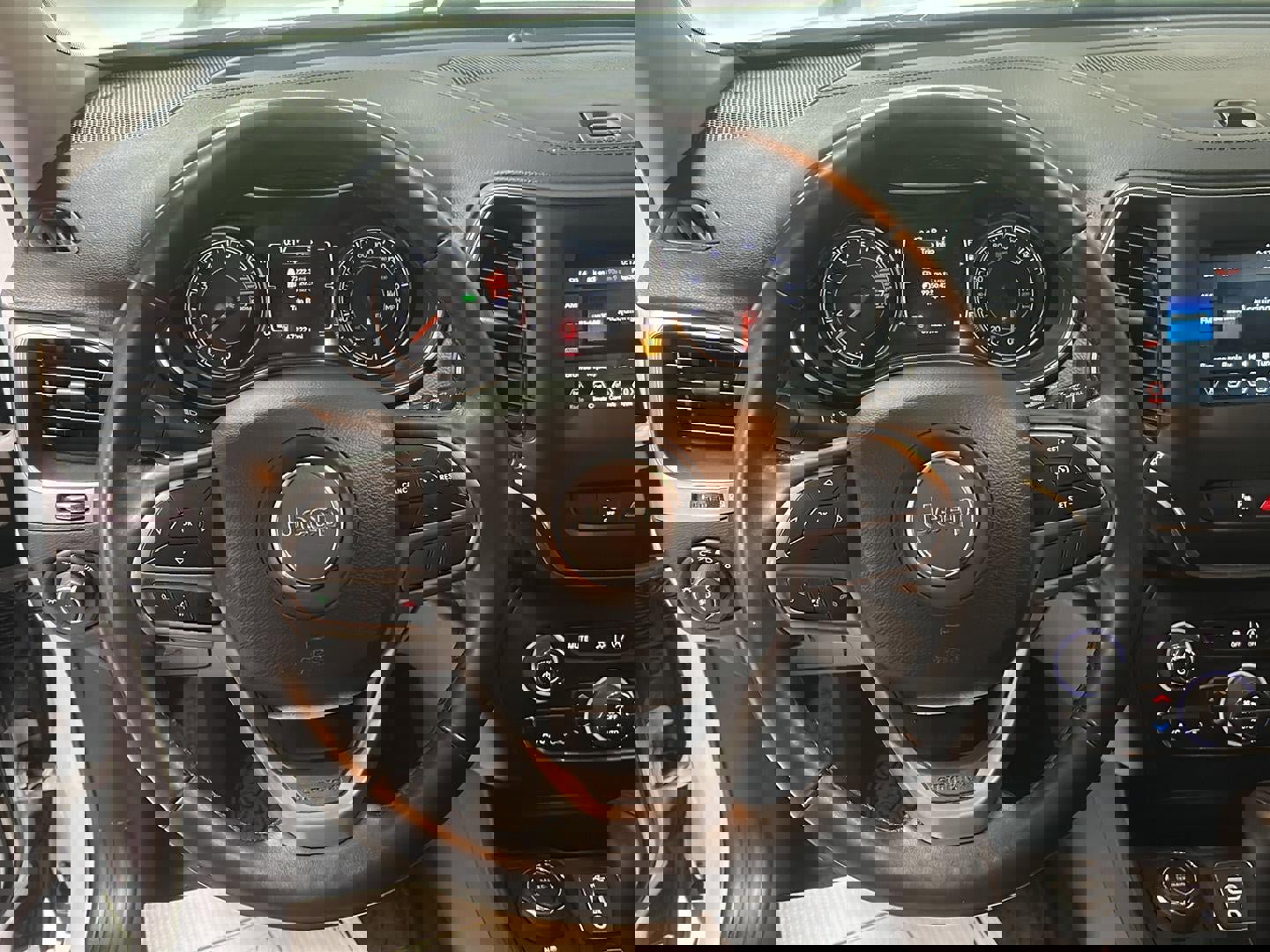 Used 2019 Jeep Cherokee Latitude Plus w/ Comfort/Convenience Group image 20