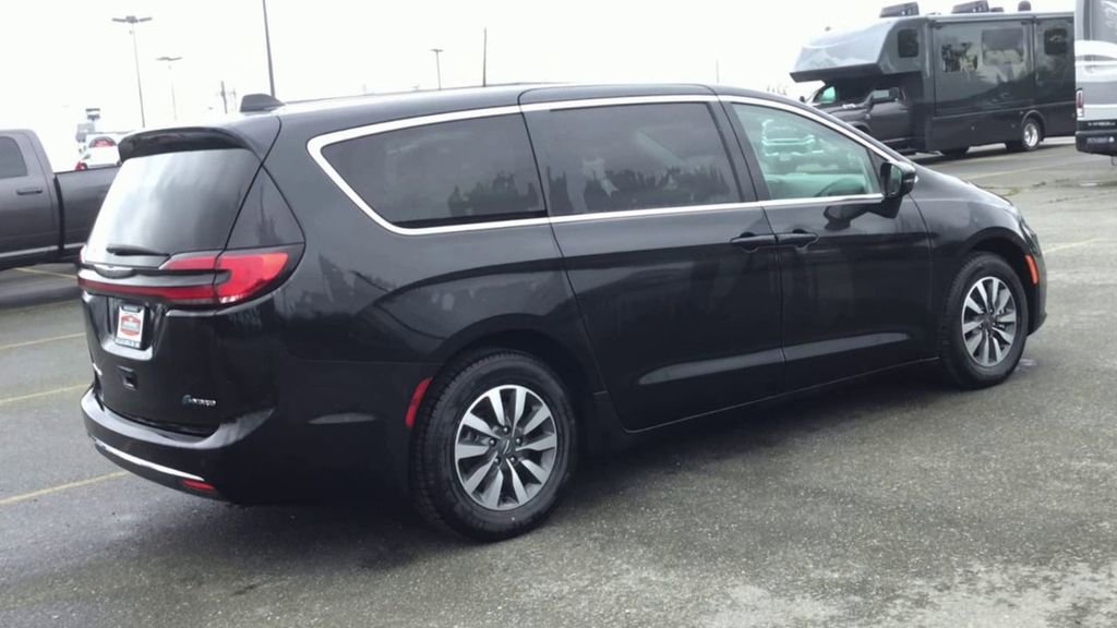 Used 2024 Chrysler Pacifica Select image 8
