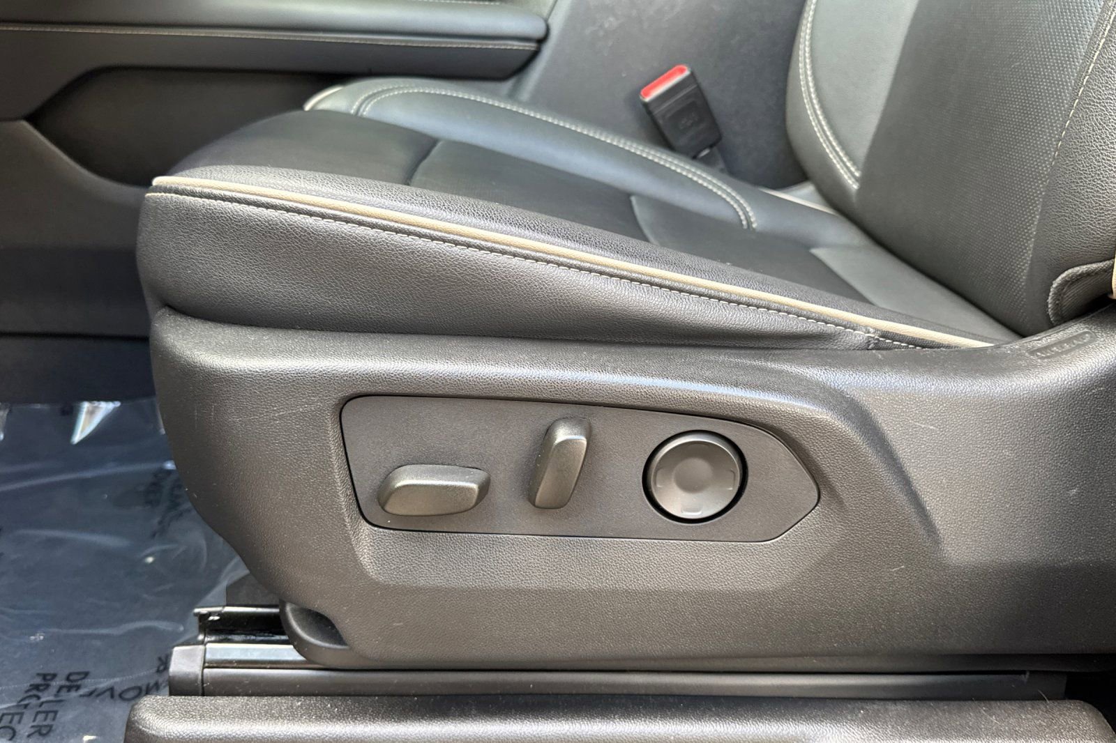 Used 2024 GMC Yukon SLT image 12