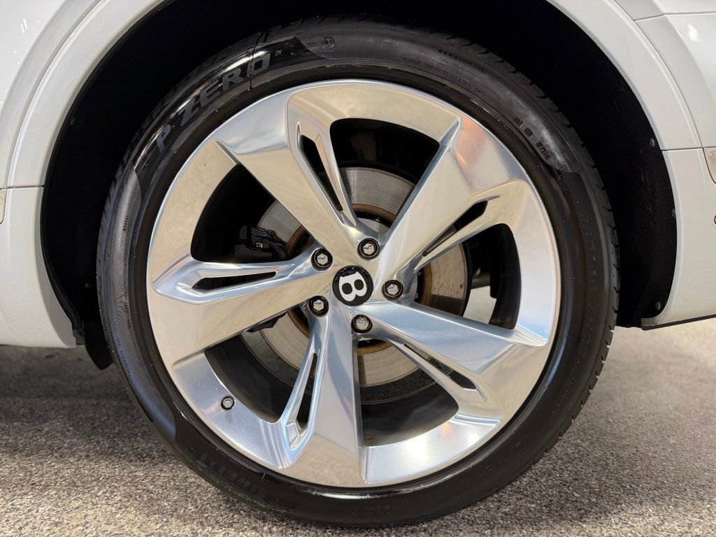 Used 2018 Bentley Bentayga Mulliner AWD/4WD image 18
