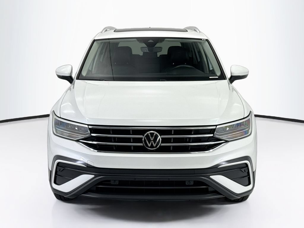 Used 2023 Volkswagen Tiguan SE w/ Panoramic Sunroof Package FWD image 2