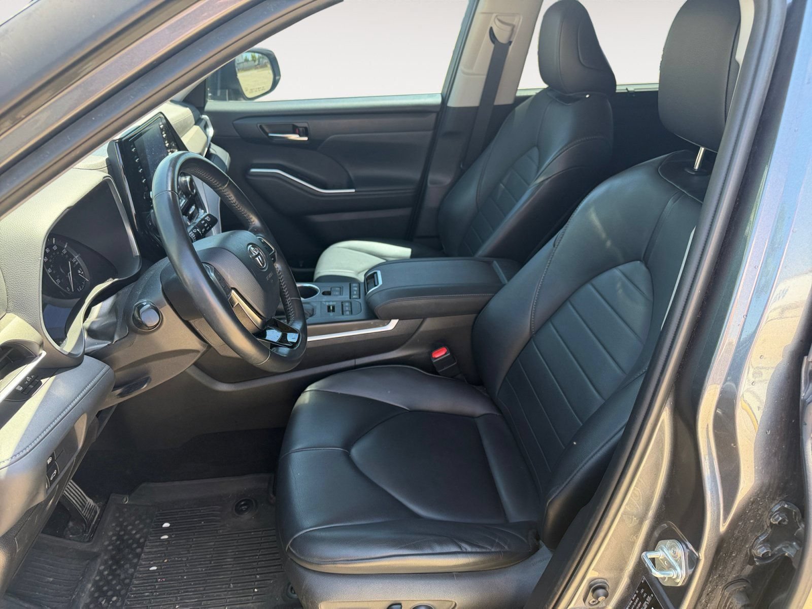 Used 2020 Toyota Highlander XLE AWD/4WD image 9
