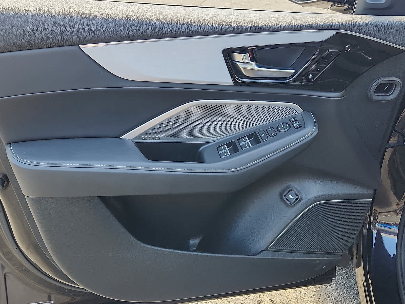 Used 2023 Acura MDX SH-AWD w/ Technology Package image 13