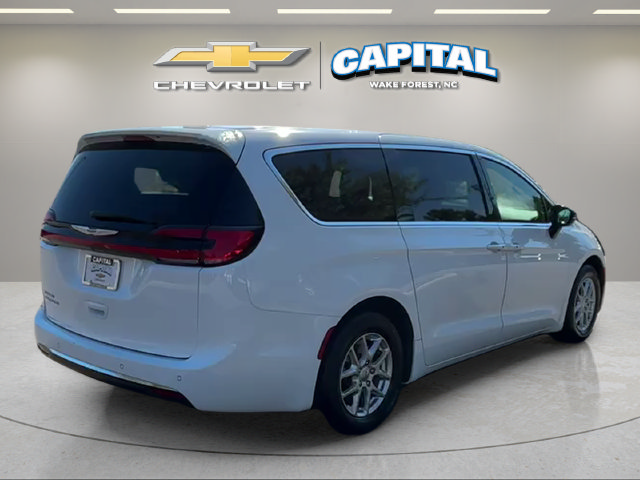 Used 2025 Chrysler Pacifica Select FWD image 5