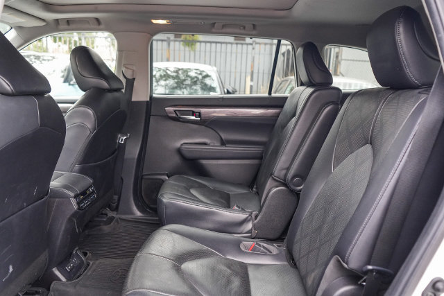 Used 2022 Toyota Highlander Platinum AWD/4WD image 19