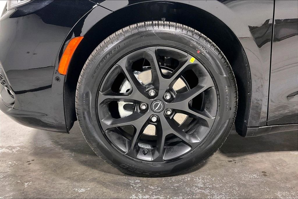 New 2026 Chrysler Pacifica Limited w/ Uconnect Theater Family Group image 30