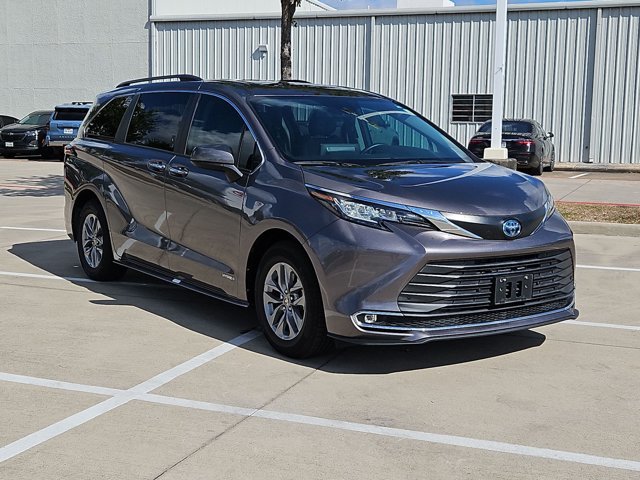 Used 2021 Toyota Sienna XLE FWD video 3