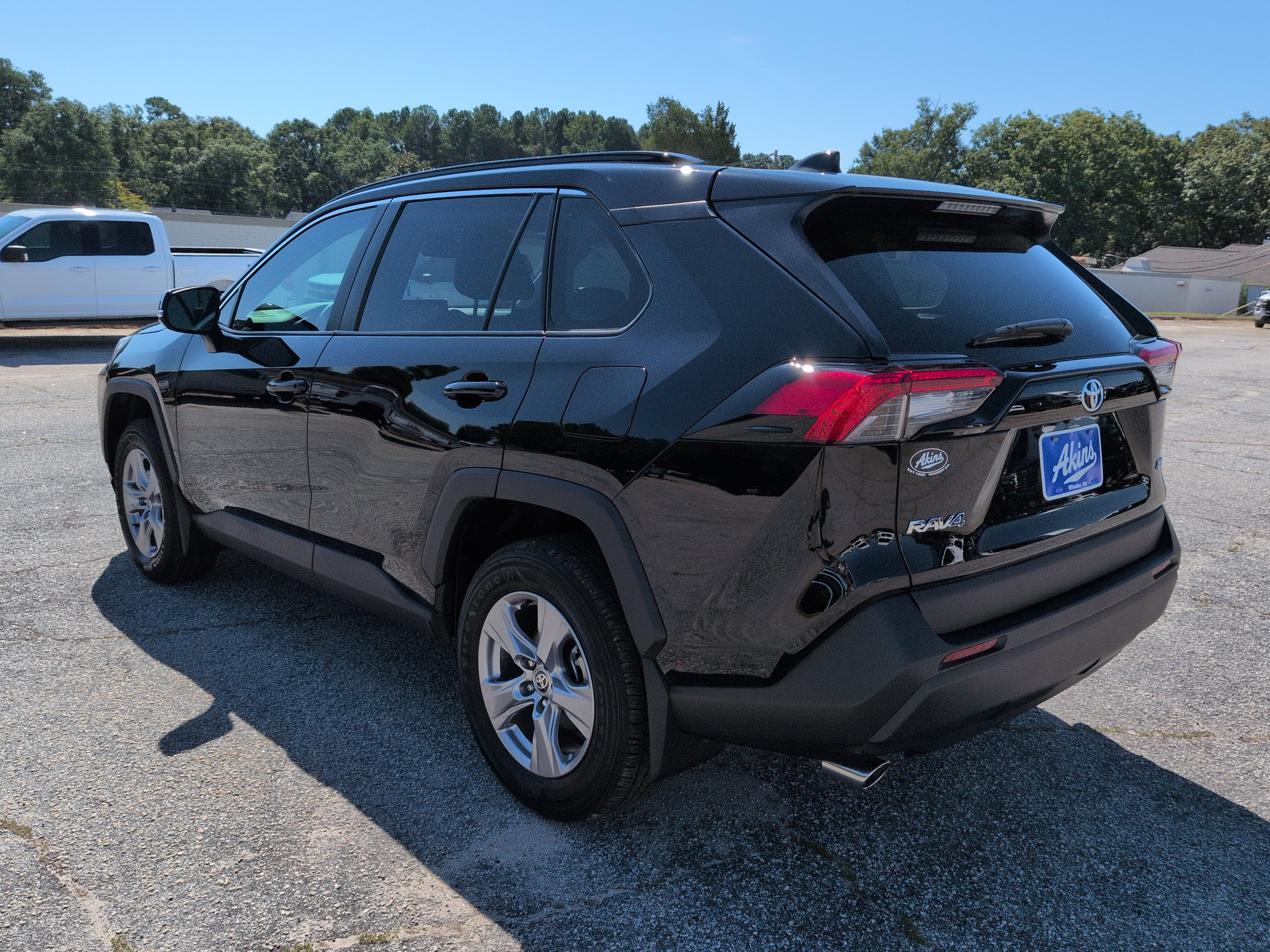 Used 2025 Toyota RAV4 XLE w/ Convenience Package FWD image 5