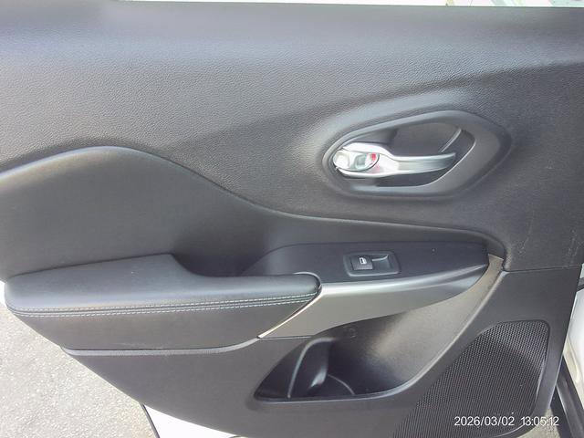 Used 2021 Jeep Cherokee Latitude Plus AWD/4WD image 15