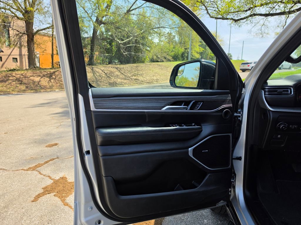 Used 2024 Jeep Wagoneer L Series II image 27