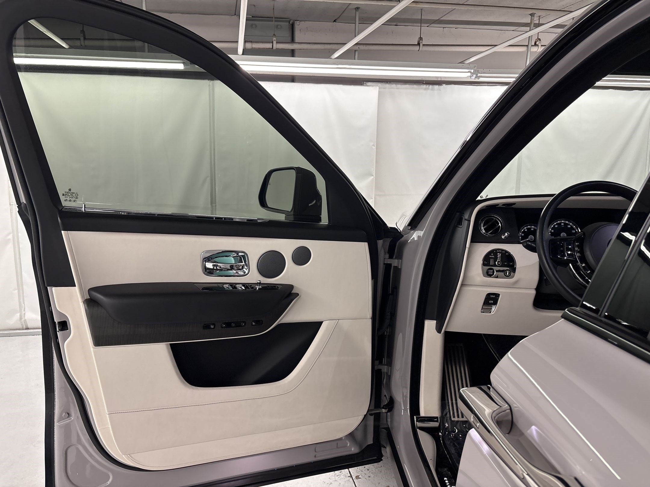 Used 2021 Rolls-Royce Cullinan AWD/4WD image 14