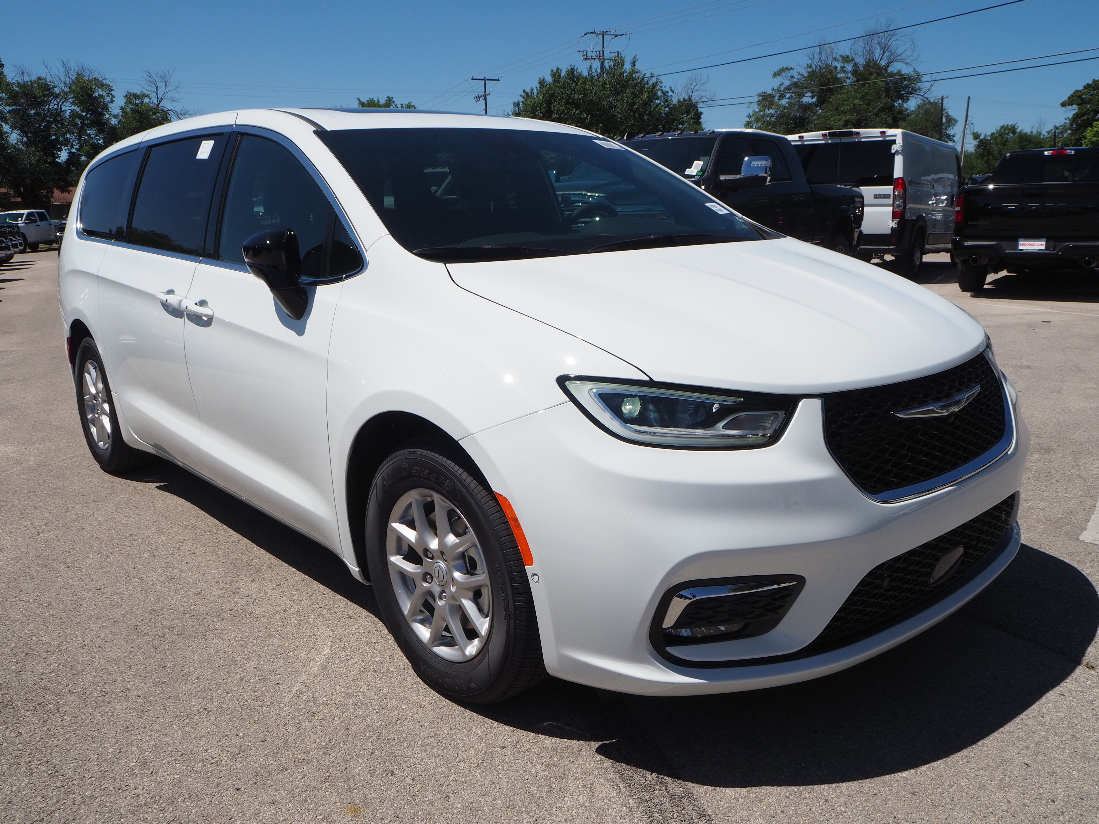 New 2025 Chrysler Pacifica Select w/ Uconnect Theater Family Group FWD image 4