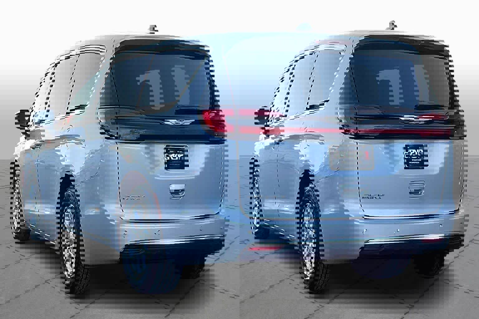 Used 2024 Chrysler Pacifica Touring-L image 12