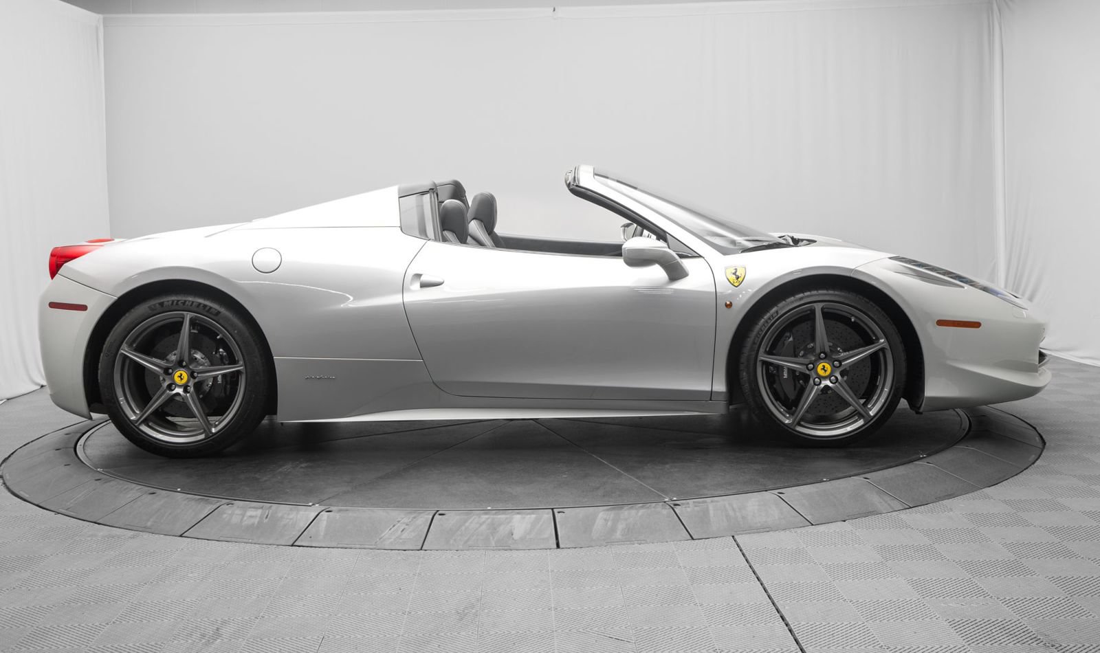 Used 2012 Ferrari 458 Spider RWD image 8