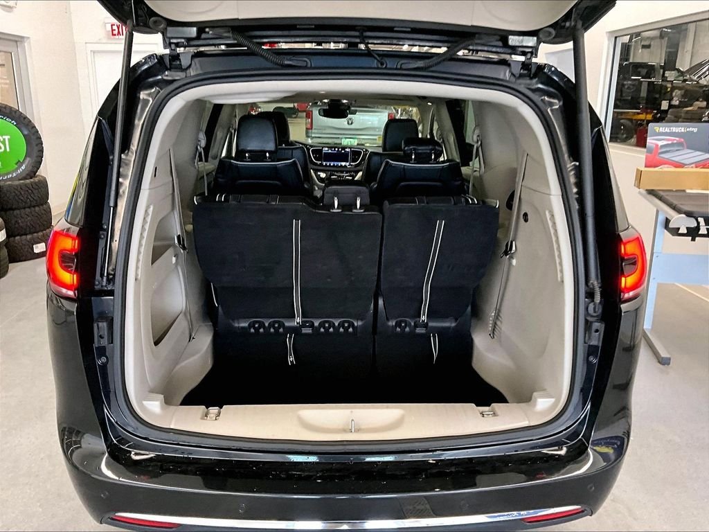 Used 2023 Chrysler Pacifica Limited FWD image 35