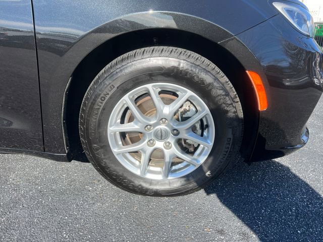 Used 2023 Chrysler Pacifica Touring-L image 11