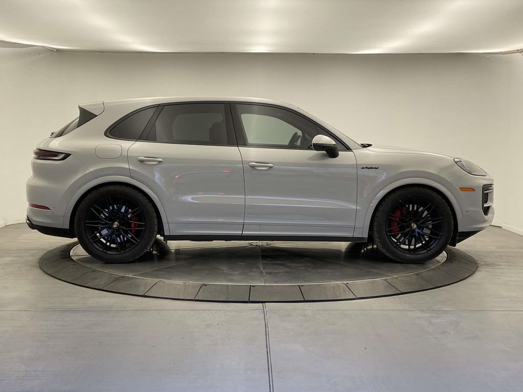 Used 2025 Porsche Cayenne S image 8