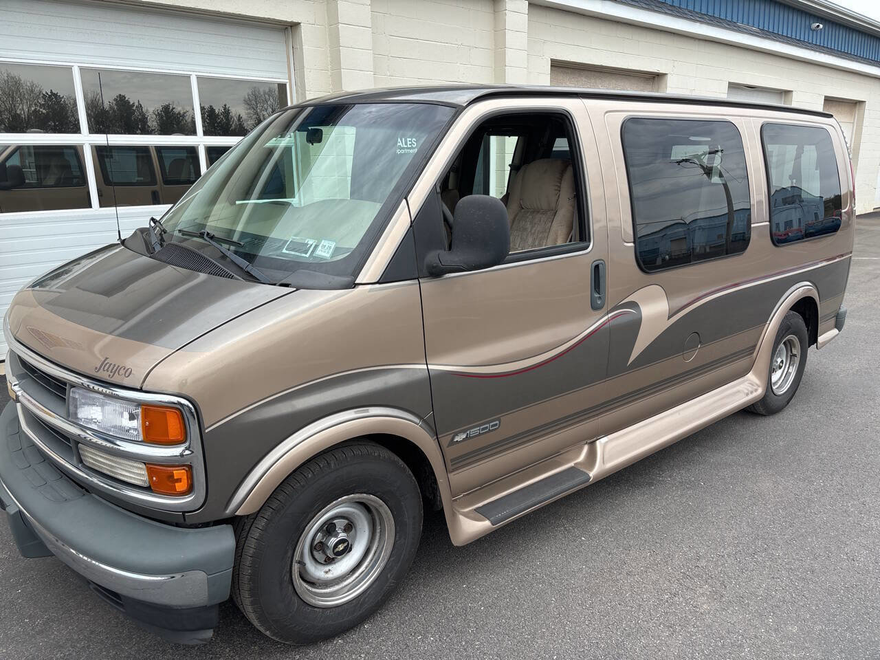 Used 2001 Chevrolet Express 1500 RWD image 2