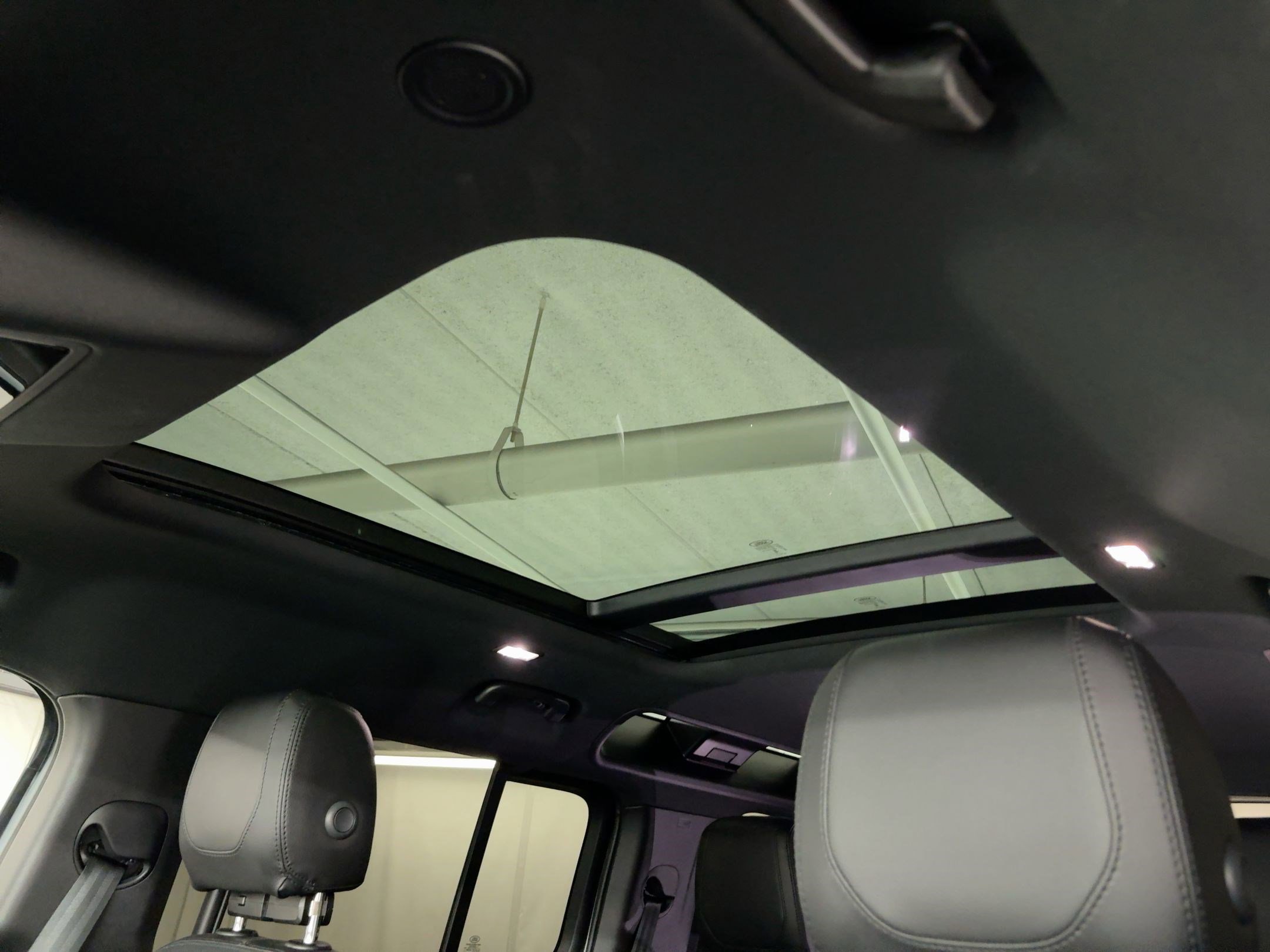 Used 2024 Land Rover Defender 110 X-Dynamic SE image 16