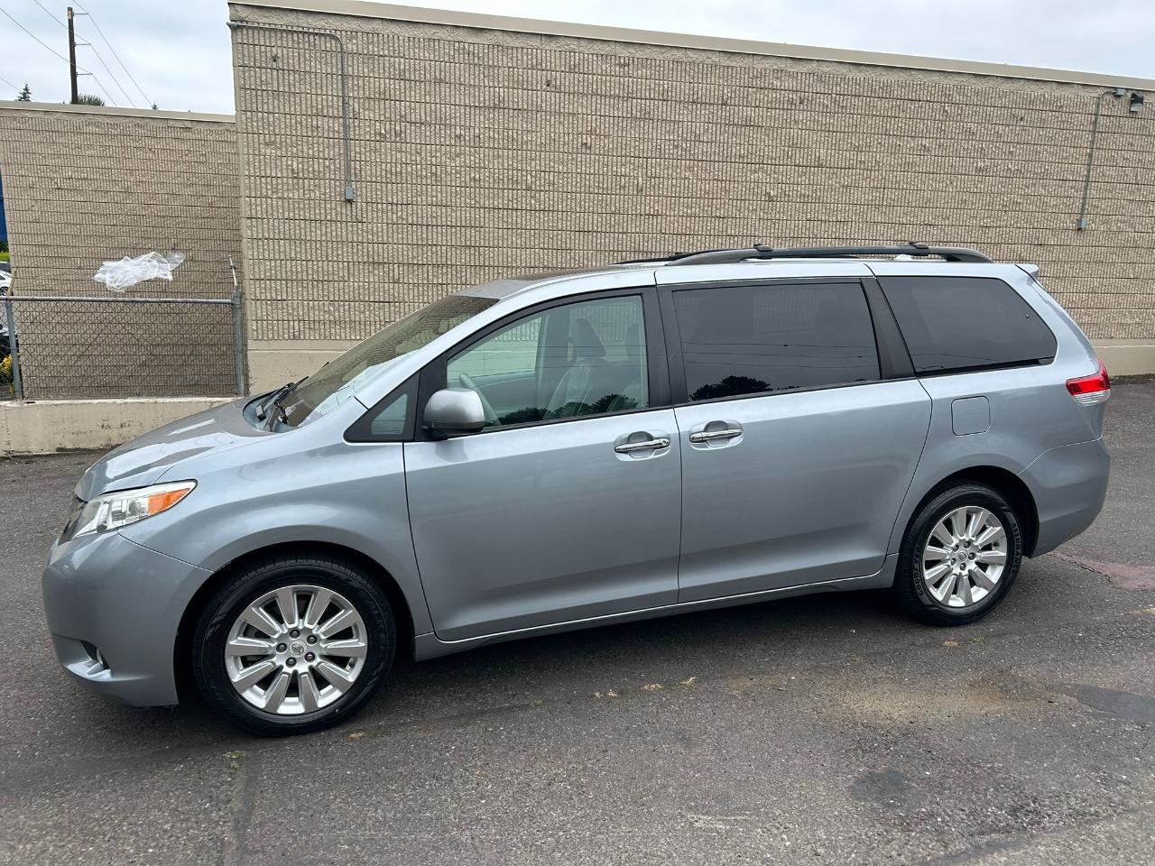 Used 2011 Toyota Sienna XLE w/ Premium Pkg AWD/4WD image 8