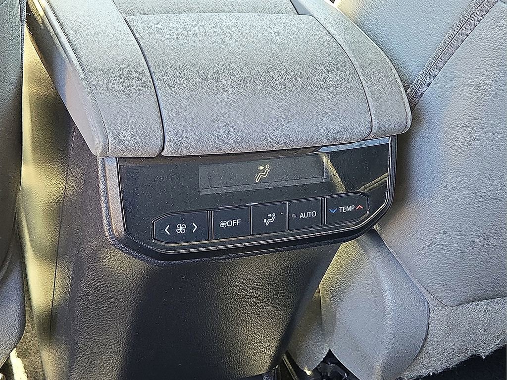Used 2022 Toyota Highlander XLE image 17