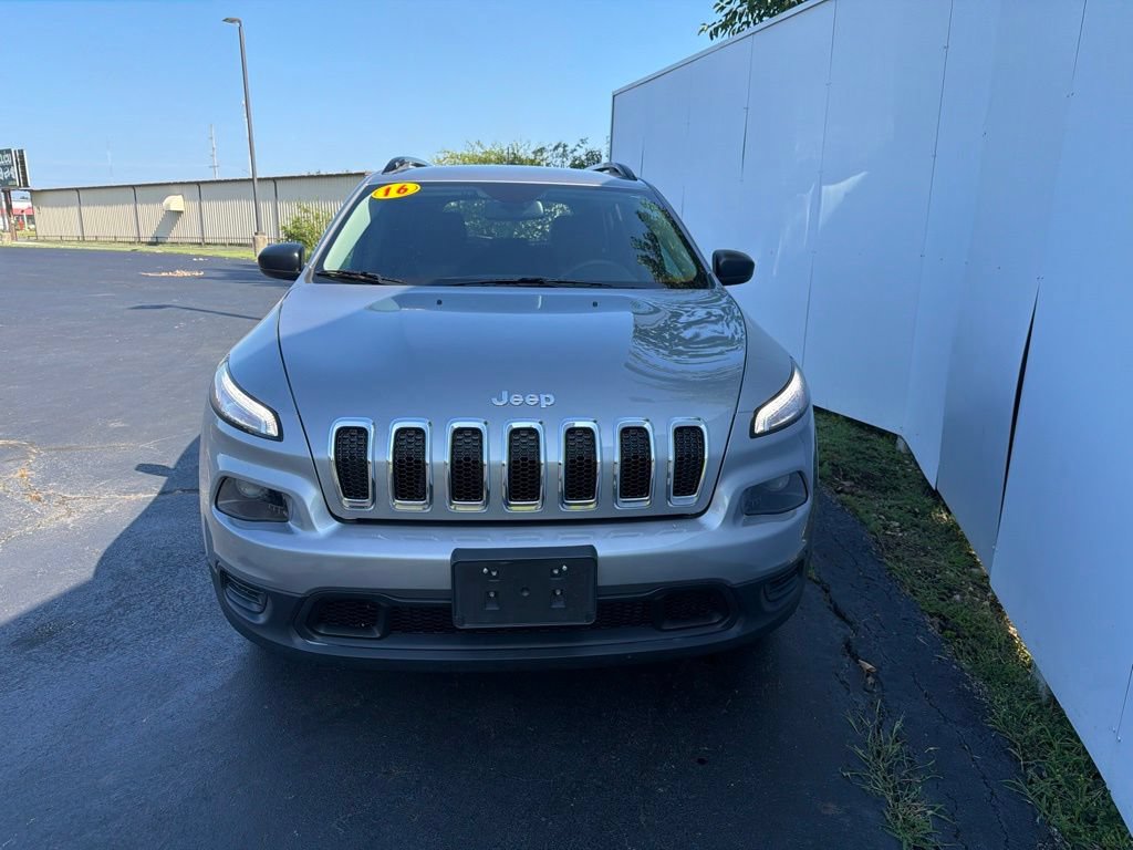 Used 2016 Jeep Cherokee Sport w/ Cold Weather Group FWD image 11