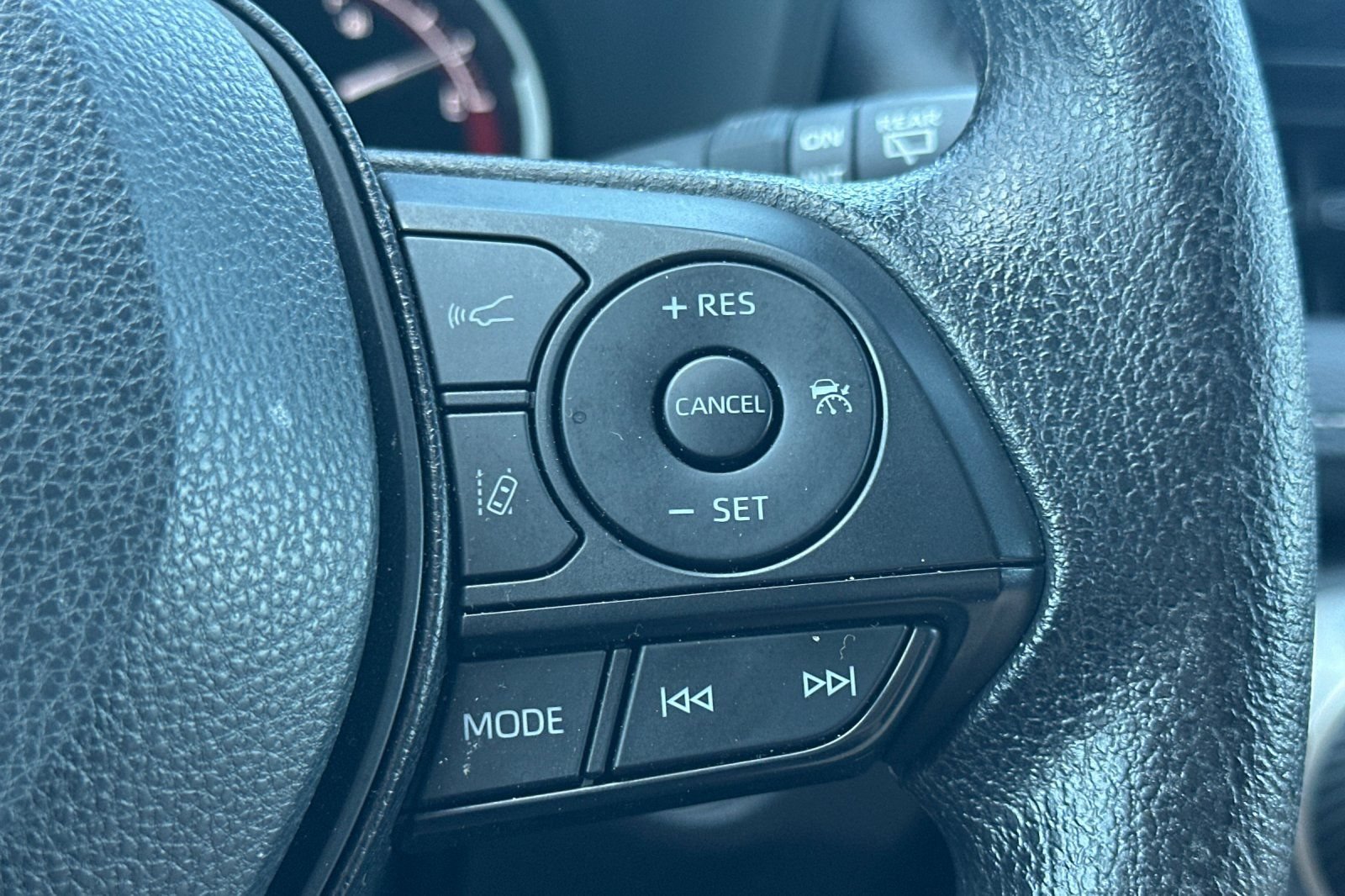 Used 2025 Toyota RAV4 XLE FWD image 36