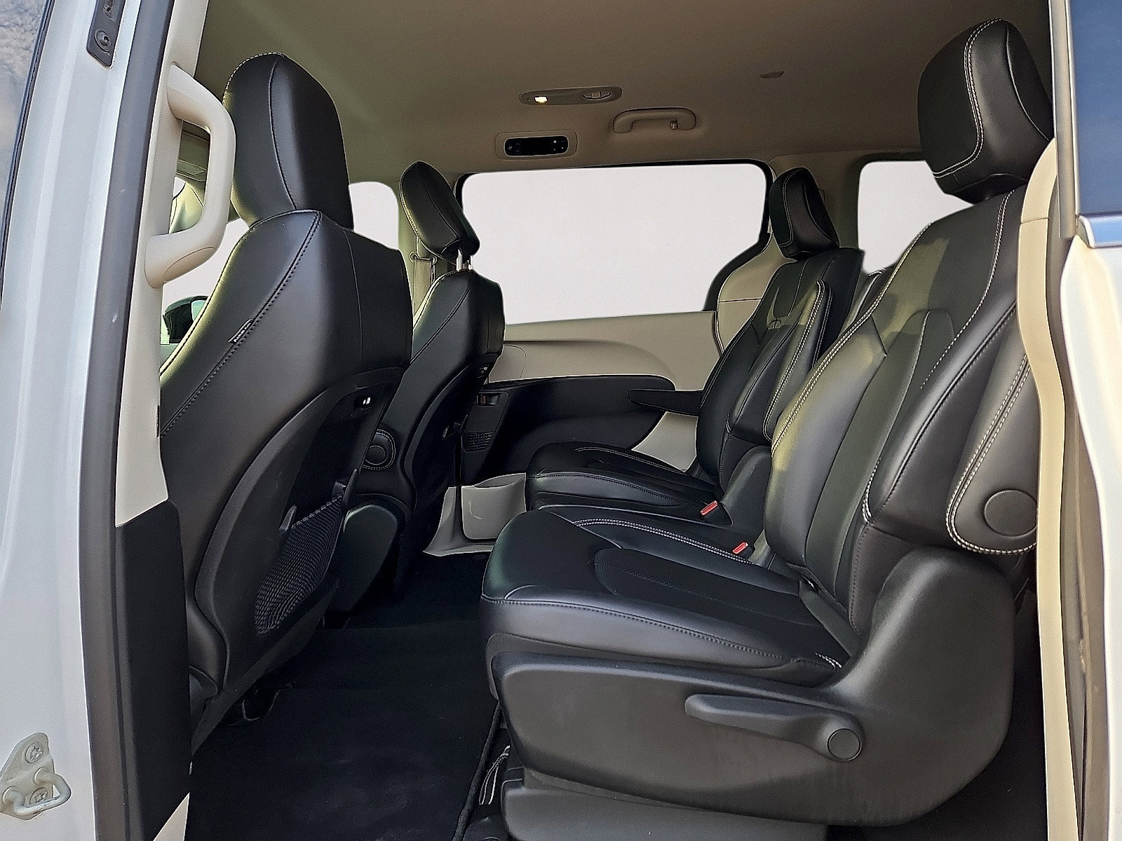 Used 2024 Chrysler Pacifica Limited FWD image 17