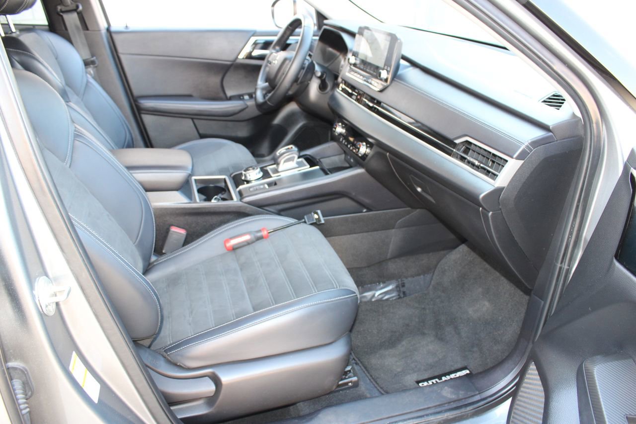 Used 2024 Mitsubishi Outlander SE image 17