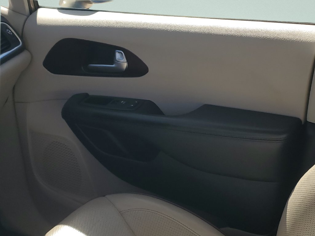 Used 2018 Chrysler Pacifica Limited w/ Advanced Safetytec Group FWD image 13