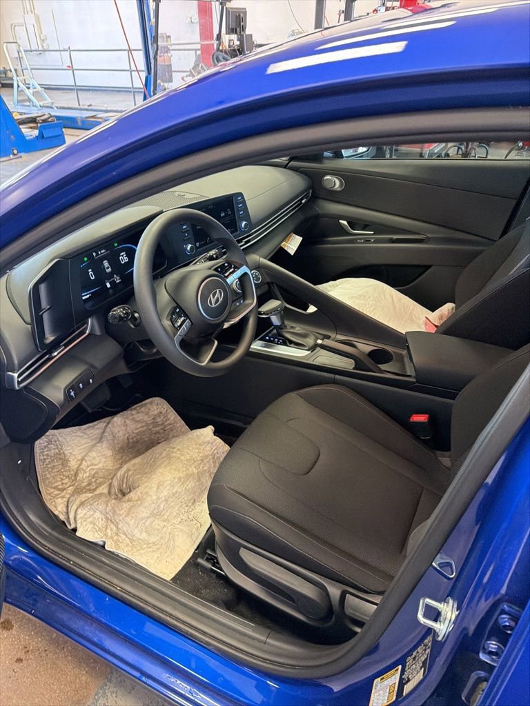 Used 2025 Hyundai Elantra SE image 2