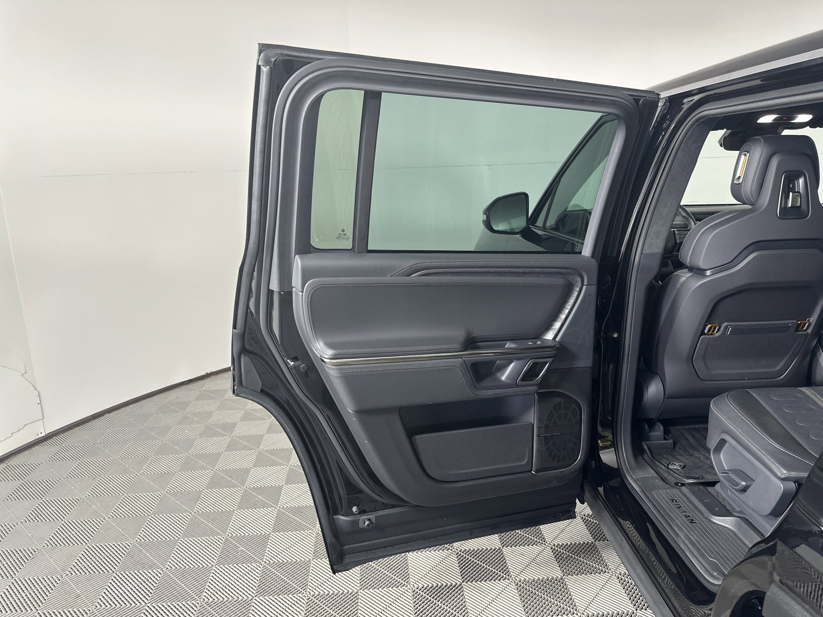 Used 2022 Rivian R1S Launch Edition image 16