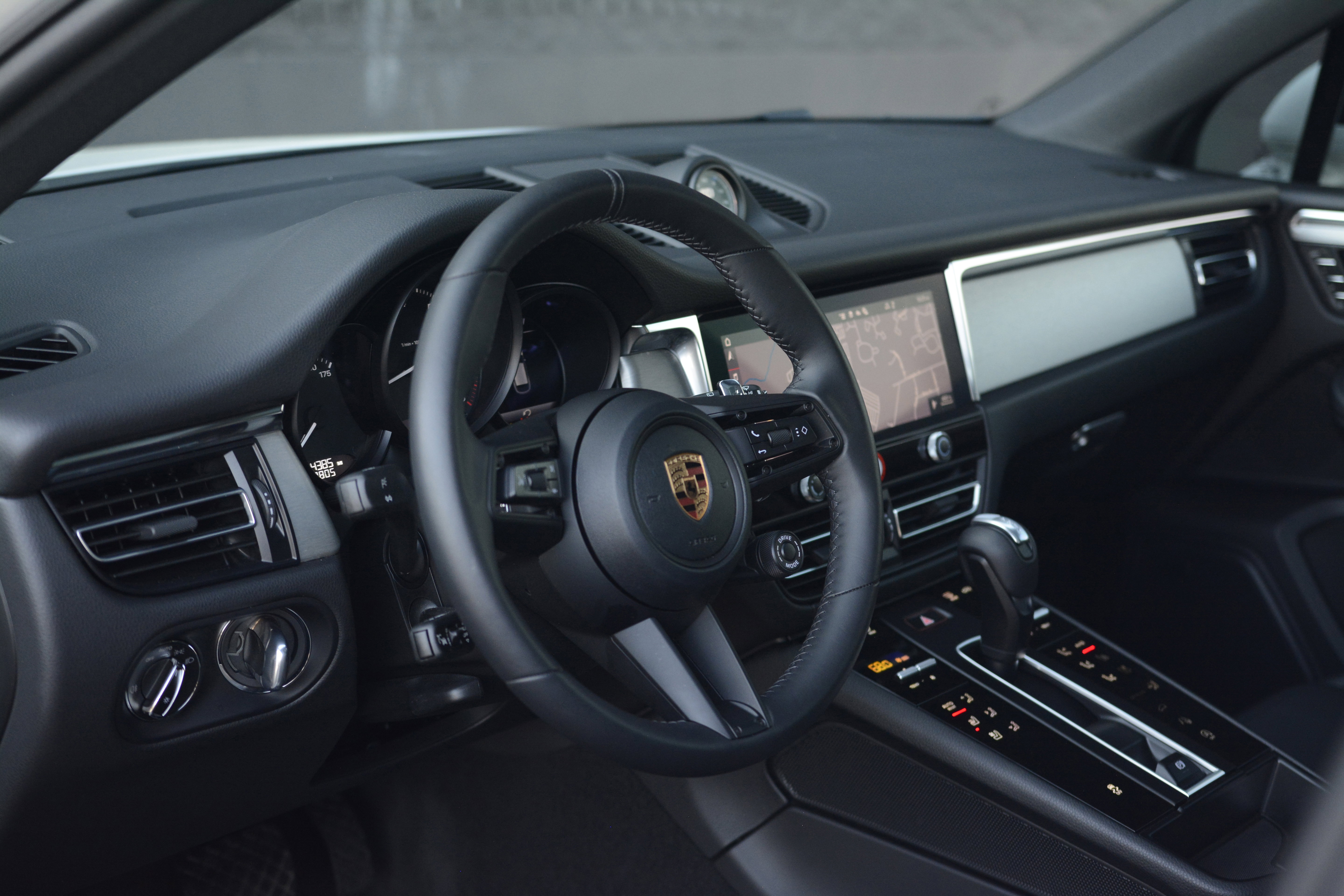 Certified 2026 Porsche Macan AWD/4WD image 4