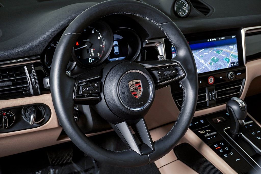 Certified 2025 Porsche Macan image 18