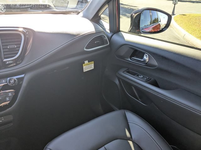 New 2026 Chrysler Pacifica Select FWD image 17
