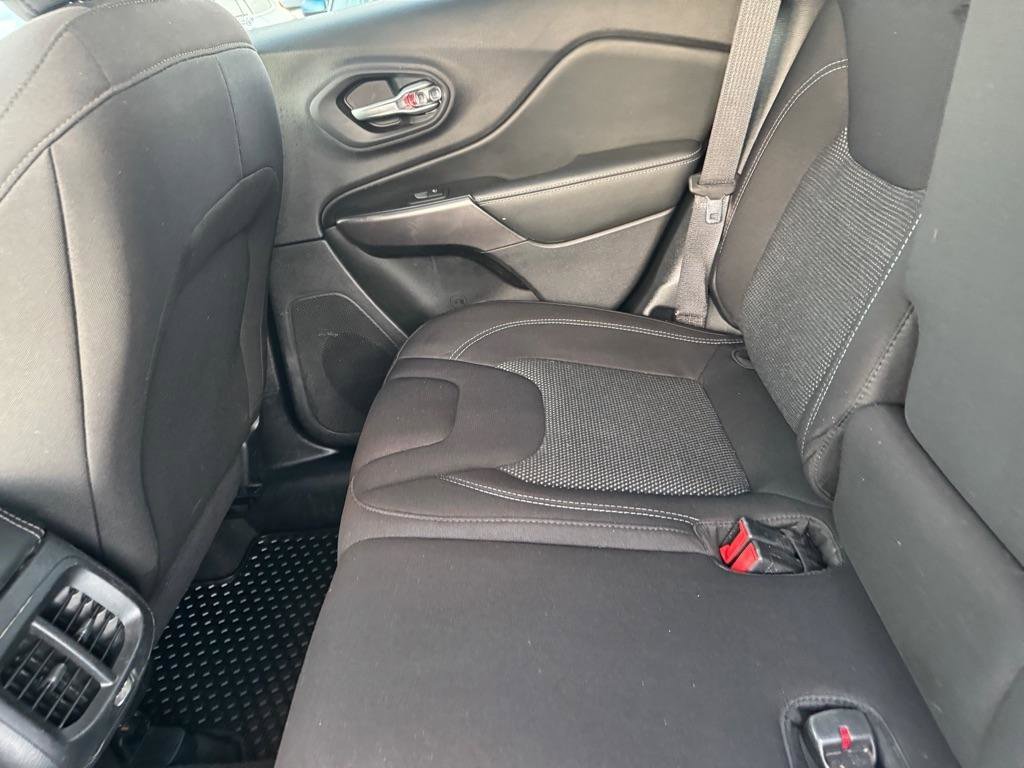 Used 2020 Jeep Cherokee Latitude w/ Cold Weather Group image 18