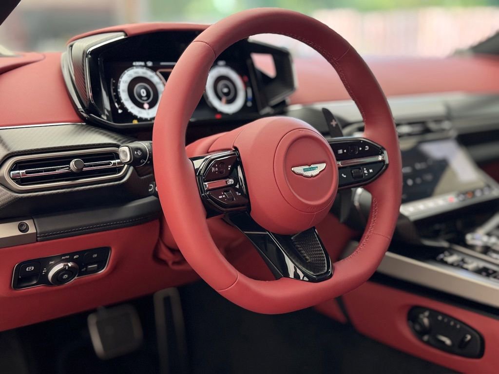 Used 2025 Aston Martin Vanquish image 12