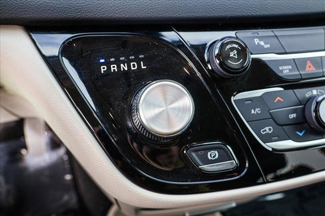 Used 2017 Chrysler Pacifica Touring-L image 19