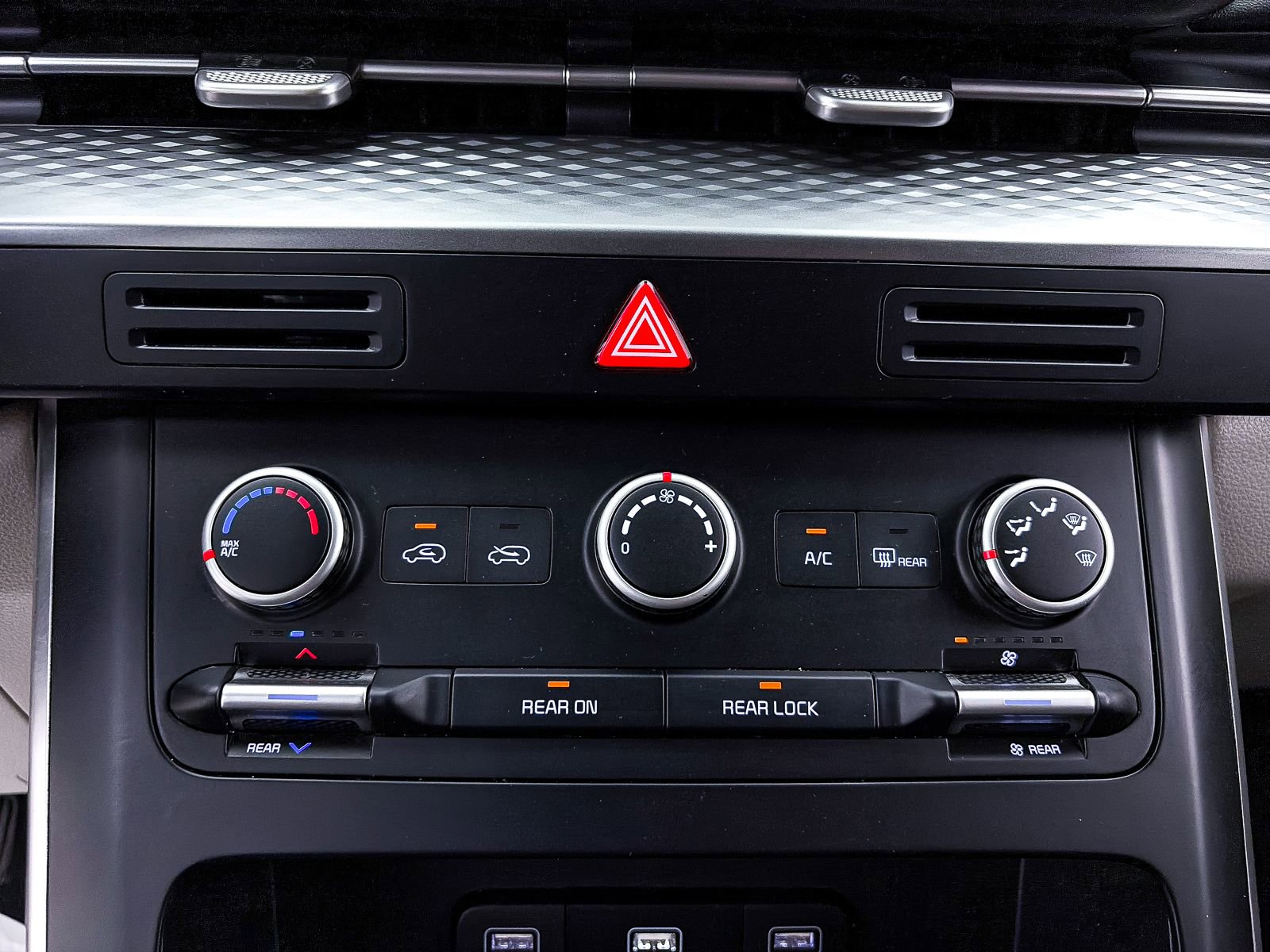 Used 2022 Kia Carnival LX image 22