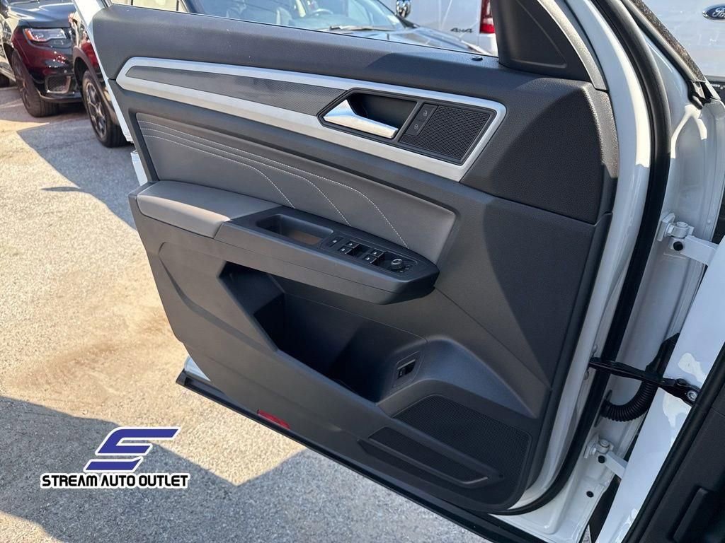 Used 2022 Volkswagen Atlas SEL R-Line image 35