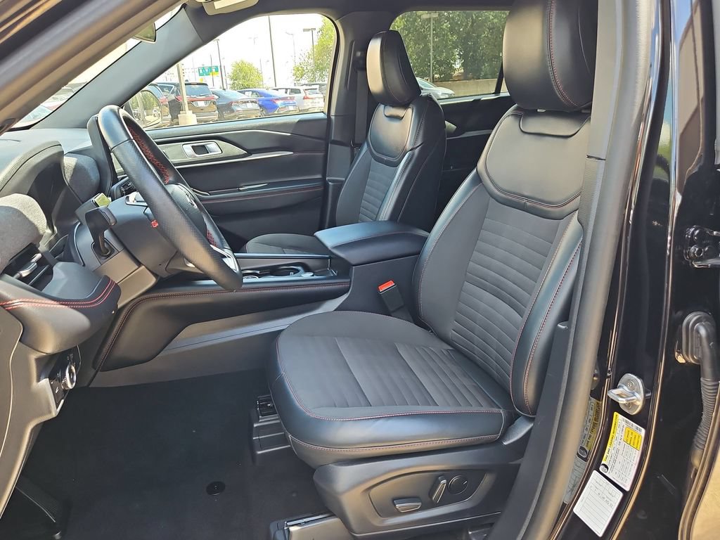 Used 2025 Ford Explorer ST-Line w/ ST-Line Street Pack AWD/4WD image 25