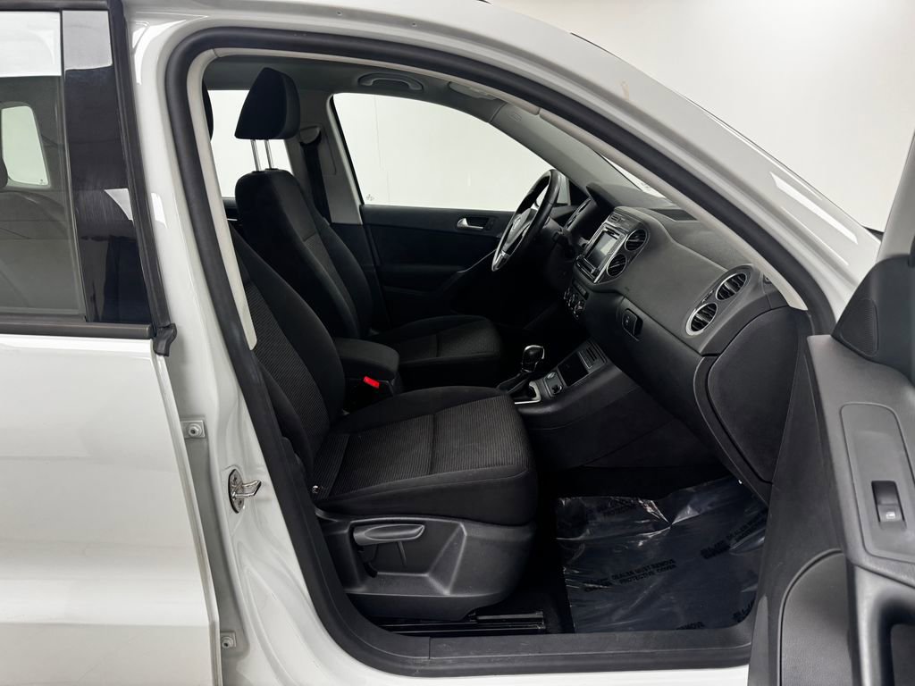 Used 2017 Volkswagen Tiguan S image 13