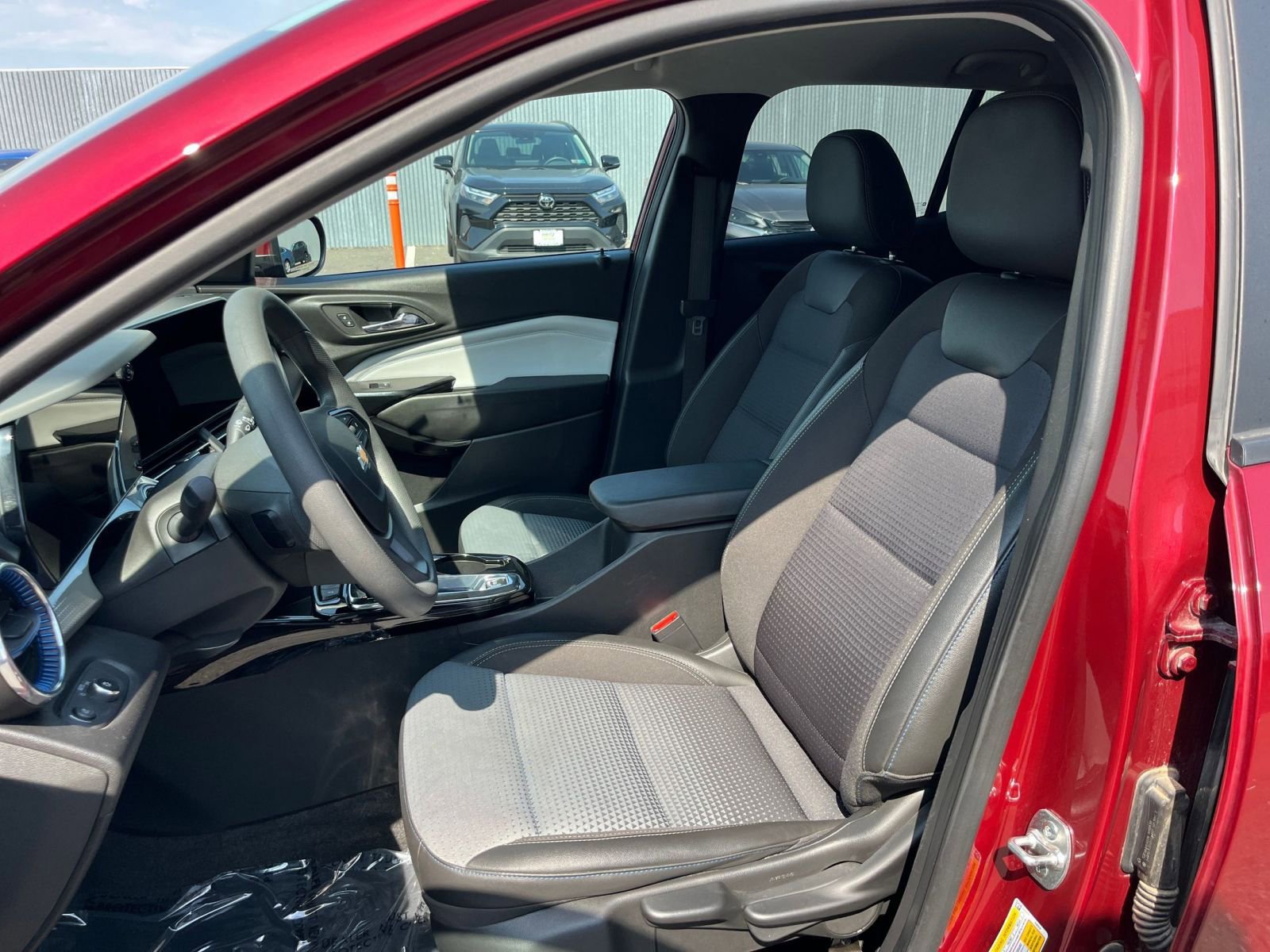 Used 2025 Chevrolet Trax LT FWD image 36