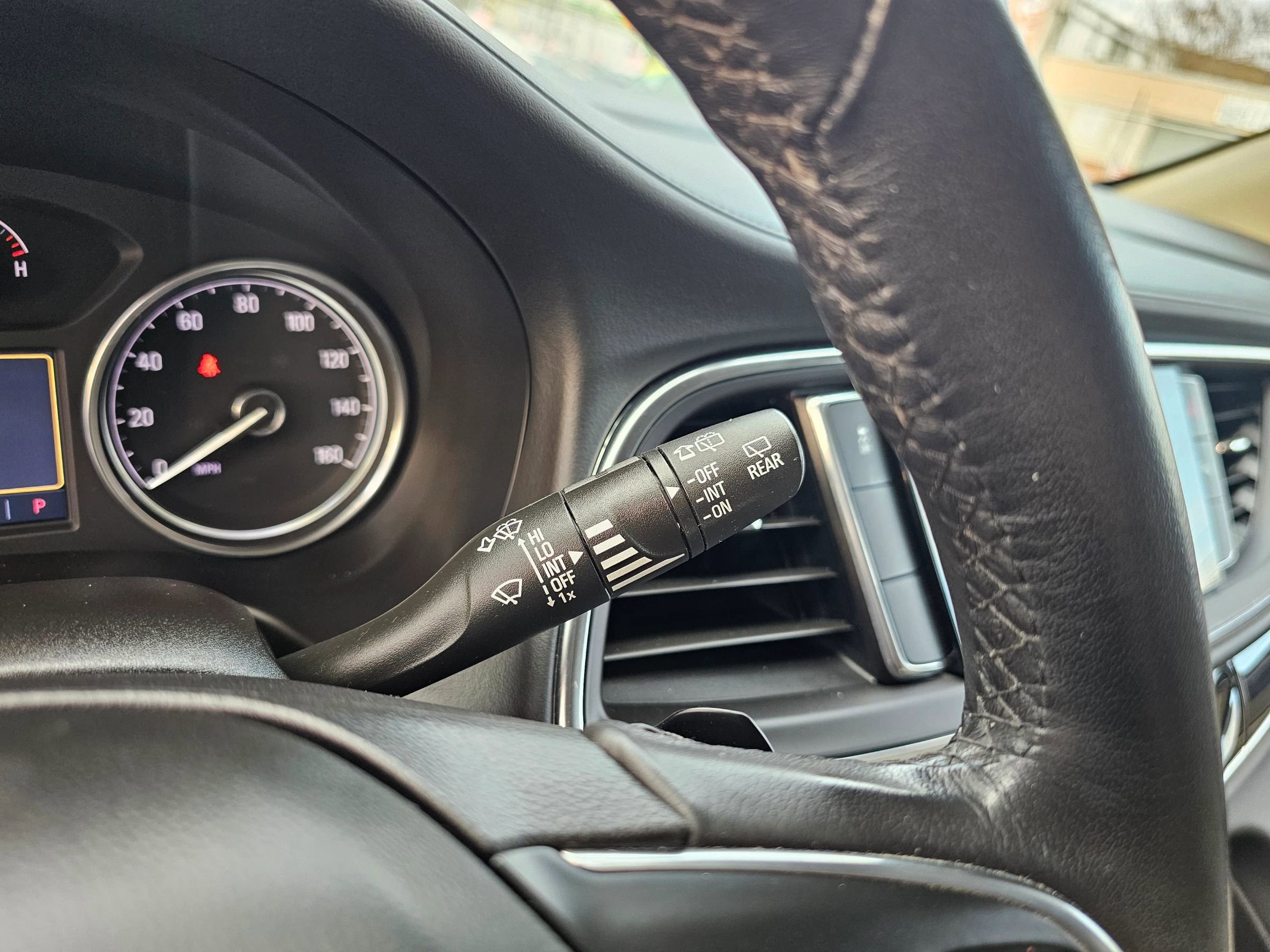 Used 2021 Buick Enclave Essence image 22