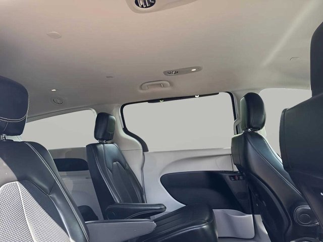 Used 2024 Chrysler Pacifica Touring-L image 32